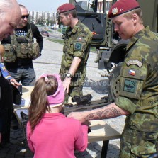 Vojáci se věnují návštěvníkům. Foto: Kamila Dvořáková