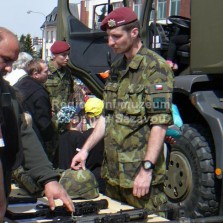 Voják v diskusi s návštěvníky.  Foto: Kamila Dvořáková