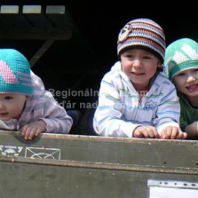 Nadšené děti v nákladním prostoru vozu Tatra. Foto: Kamila Dvořáková