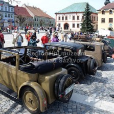 Historická vozidla na žďárském náměstí si nenechal ujít snad nikdo. Foto: Zdeněk Málek