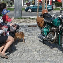 Motorka a její obdivovatelé. Foto: Kamila Dvořáková