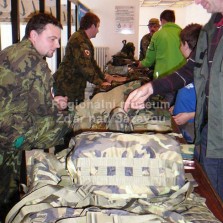 Členové Aktivních záloh ozbrojených sil České republiky seznamují zájemce se svou výzbrojí a výstrojí. Foto: Kamila Dvořáková