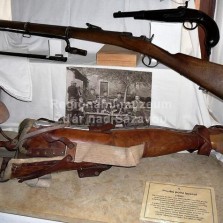 Protéza dolní končetiny (z mladší doby) a rakouské zbraně z let 1848 až 1880. Foto: Kamila Dvořáková