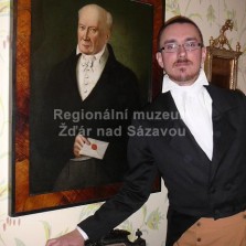 Hrdý žďárský měšťan u portrétu svého strýce Františka Ignáce Hafenbrädla. Foto: Kamila Dvořáková