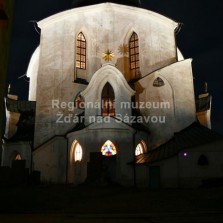 Poutní kostel sv. Jana Nepomuckého na Zelené hoře v nočním osvětlení. Foto: Kamila Dvořáková